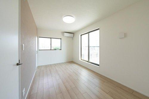 【秀光ビルド】港区東茶屋分譲鉄筋コンクリート住宅C棟のその他|専用バルコニーに面した8帖の主寝室：◎夫婦だけのくつろぎ空間。落ち着いた色合いとゆとりある広さで、上質なリラックスタイムを♪（2026年2月）撮影