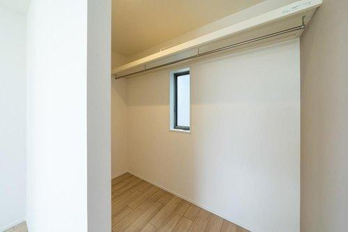 【秀光ビルド】港区東茶屋分譲鉄筋コンクリート住宅C棟の収納|主寝室のウォークインクローゼット：◎季節ごとにすっきり整理。夫婦で使える広さだから、片付けがラクでお部屋もいつもキレイに♪（2026年2月）撮影