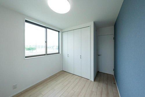 【秀光ビルド】港区東茶屋分譲鉄筋コンクリート住宅C棟のその他|2F洋室：◎北東の５帖の洋室。爽やかなカラーのアクセントクロスを採用。1間の収納が付いた子供部屋です。（2026年2月）撮影
