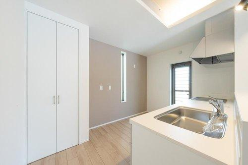 【秀光ビルド】港区東茶屋分譲鉄筋コンクリート住宅C棟の収納|パントリー：キッチン背面には、食材も日用品もたっぷり収納♪キッチンがすっきり片付く、毎日をラクにするママ想いのパントリー（2026年2月）
