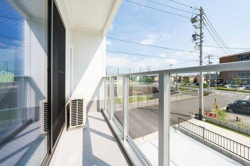 【秀光ビルド】港区東茶屋分譲鉄筋コンクリート住宅C棟のバルコニー|バルコニー：◎ガーデニングも楽しめる広さと日当たり。ご夫婦の癒し空間、心豊かな暮らしの始まりに♪（2026年2月）撮影