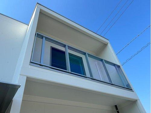 【秀光ビルド】港区東茶屋分譲鉄筋コンクリート住宅C棟のバルコニー|シャープでスタイリッシュな外観を引き立たせているインナーバルコニー。張り出た庇で急な雨にも洗濯物あんしん♪（2025年8月）撮影