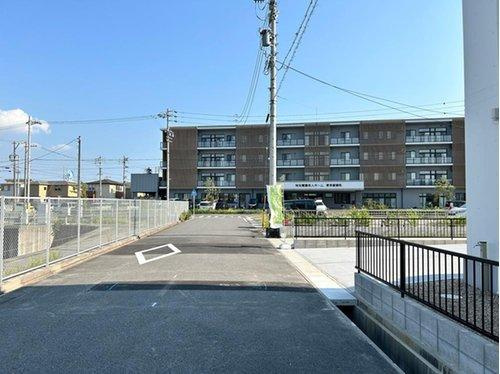 【秀光ビルド】港区東茶屋分譲鉄筋コンクリート住宅C棟の前面道路含む現地写真|現地（2025年8月）東道路を北側より撮影