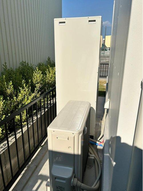 【秀光ビルド】港区東茶屋分譲鉄筋コンクリート住宅C棟のその他|オール電化住宅：敷地北側にはエコキュートが配置されています。（2025年8月）撮影