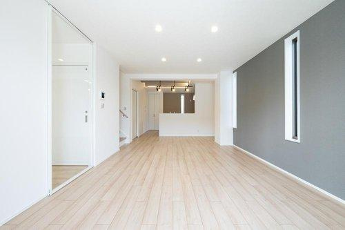 【秀光ビルド】港区東茶屋分譲鉄筋コンクリート住宅C棟の居間・リビング|LDK18帖：◎家族の会話が自然と増える、明るく開放的なリビング。キッチンから見渡せる安心感が、毎日の暮らしにぬくもりをプラス♪お洒落な照明演出もあり
（2026年2月）撮影