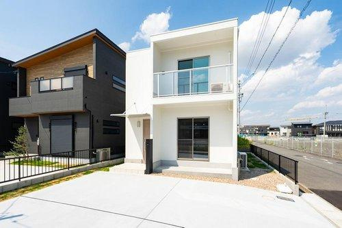【秀光ビルド】港区東茶屋分譲鉄筋コンクリート住宅C棟の外観|外観正面：ホワイトが映え重厚感のある外壁とシルバーの玄関庇とバルコニー手摺でスタイリッシュな南側外観♪（2026年2月）撮影