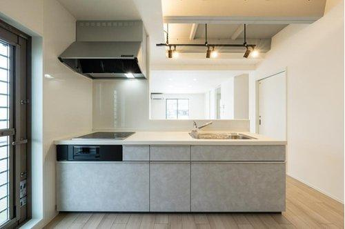 【秀光ビルド】港区東茶屋分譲鉄筋コンクリート住宅C棟のキッチン|キッチン：◎人気のIHクッキングヒーター。スポットライトを配置した天井はコンクリート打ち放しデザイン。おしゃれで使いやすい対面キッチンです♪（2026年2月）撮影