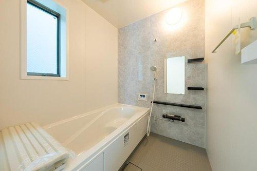 【秀光ビルド】港区東茶屋分譲鉄筋コンクリート住宅C棟の浴室|浴室：◎お子様とのバスタイムも快適に。滑りにくくてお掃除ラクラク、ママにやさしい安心設計♪（2026年2月）撮影