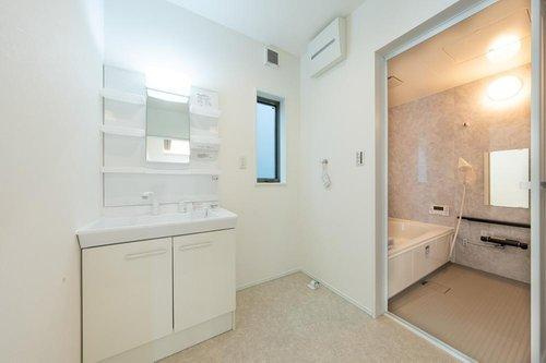 【秀光ビルド】港区東茶屋分譲鉄筋コンクリート住宅C棟の洗面所|洗面化粧台：◎清潔感あふれる洗面空間。シンプルなのに使いやすく、毎日がちょっと嬉しくなるこだわり設計♪
（2026年2月）撮影