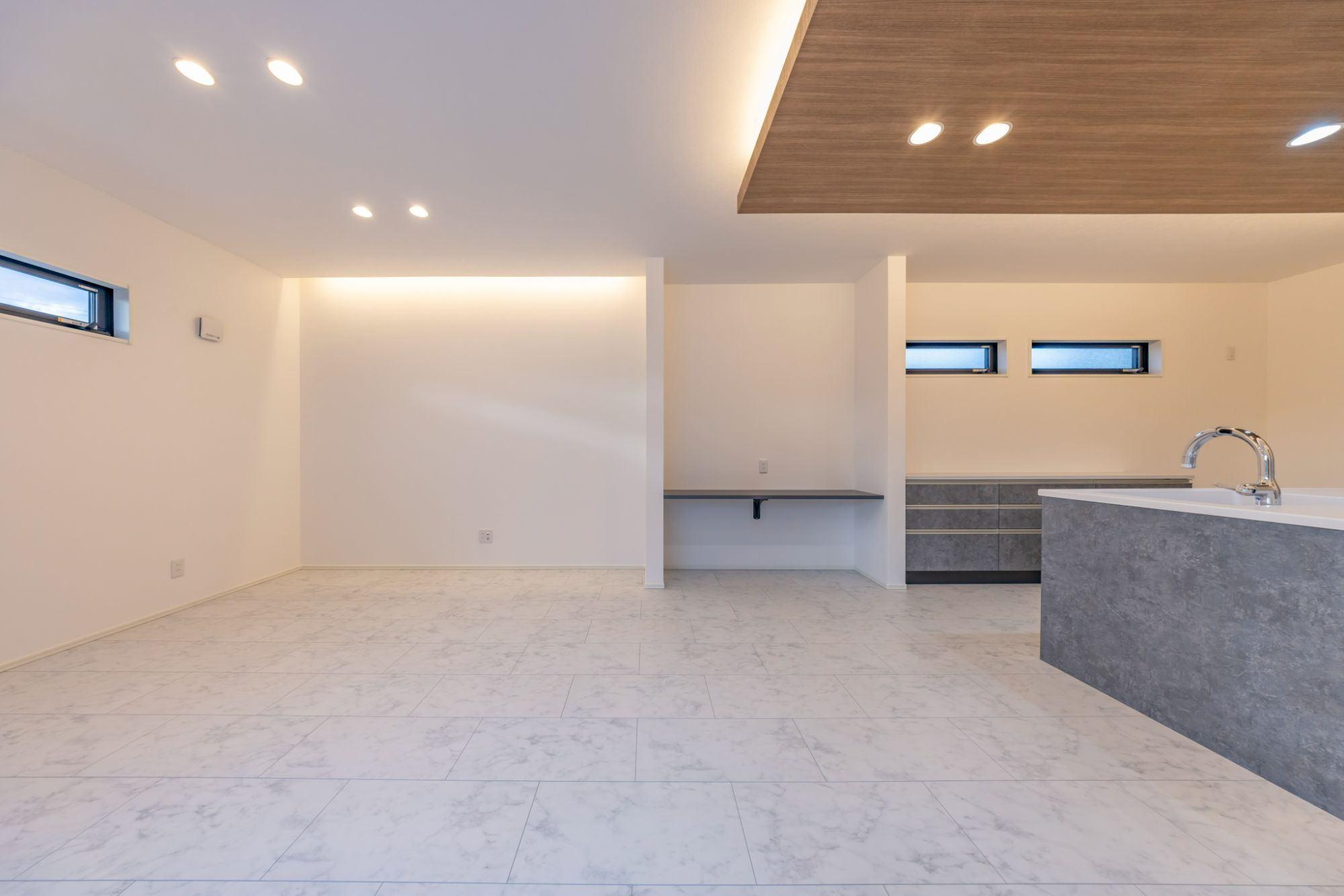 【秀光ビルド】大垣市三塚町分譲の居間・リビング|家事カウンター：カップボード横にはカウンターが設置されています。家事コーナーやリモートワークに大活躍のスペースです。