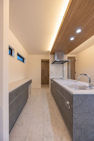 【秀光ビルド】大垣市三塚町分譲のキッチン|ペニンシュラタイプのキッチン：おしゃれで機能的。まるでカフェみたいなキッチンで、わたしだけの“ときめき時間”が始まります♪