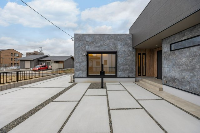 【秀光ビルド】大垣市三塚町分譲の外観|リビング前のゆったりお庭：来客がリビングからもわかります。