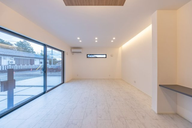 【秀光ビルド】大垣市三塚町分譲の居間・リビング|LDK：友達を呼びたくなる、おしゃれで機能的なリビング♪笑顔と会話があふれる、私らしい暮らしがここにあります。