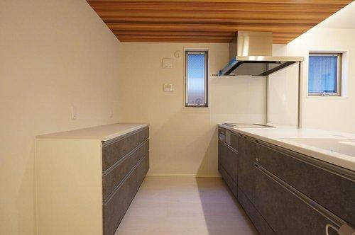 １邸限定【秀光ビルド】岐阜市加納神明町分譲住宅のキッチン|キッチン：背面にはカウンタータイプの使い勝手の良いカップボードが配置されています。