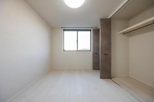 １邸限定【秀光ビルド】岐阜市加納神明町分譲住宅のその他|3階子供部屋。6畳の洋室。収納も豊富に完備。