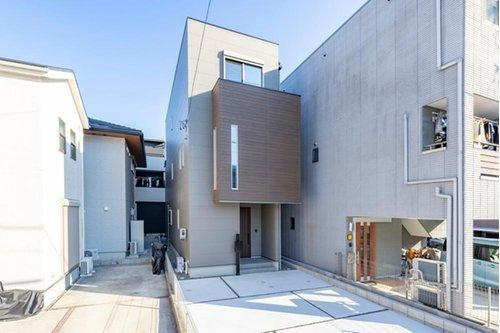 １邸限定【秀光ビルド】岐阜市加納神明町分譲住宅の外観|駅近♪ＪＲ東海道本線「岐阜」駅徒歩約10分。車2台駐車可、1邸限定の3階建てです。耐震等級3・断熱等級5・準耐火構造・長期優良住宅