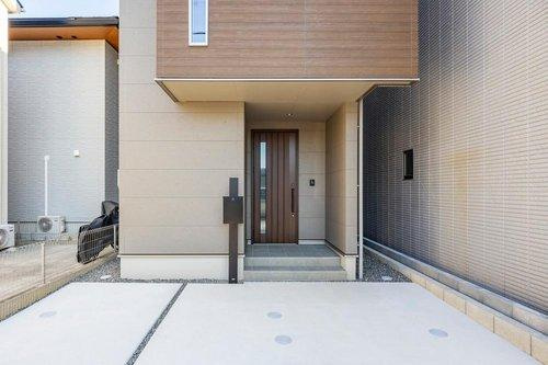 １邸限定【秀光ビルド】岐阜市加納神明町分譲住宅の玄関|家の“第一印象”を彩る玄関ポーチ。おしゃれな外観と雨の日も安心の深い屋根付き設計で、毎日の出入りが快適。