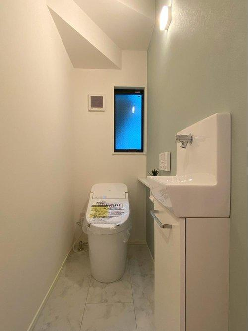 【秀光ビルド】岐阜市浪花町分譲住宅1号地のトイレ|1階トイレはTOTOのタンクレスタイプ。節水タイプです。（2025年10月）撮影