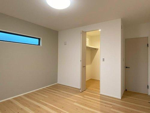【秀光ビルド】岐阜市浪花町分譲住宅1号地のその他|主寝室8.0帖。お気に入りのインテリアが映える、シンプル＆上品な主寝室。眠るだけじゃない、癒しの時間をここに♪（2025年10月）撮影