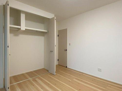 【秀光ビルド】岐阜市浪花町分譲住宅1号地のその他|2階南東の洋室6帖。日当たりもよくバルコニーに直接出られるお部屋です。（2025年10月）撮影