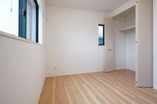 【秀光ビルド】岐阜市浪花町分譲住宅1号地のその他|2階北側角居室にも収納スペース完備。収納を抜いて6.5帖あるのでお子様の部屋としても、趣味の部屋としても活用できます。（2025年10月）撮影