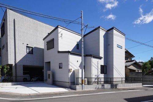 【秀光ビルド】岐阜市浪花町分譲住宅1号地の外観|1号地/シンプルなホワイトベースな外観。外壁はKMEWの親水コートサイディングを使用。雨の力で汚れを落とす為お手入れもラクラク。駐車場2台駐車可能。