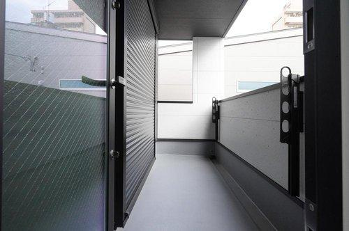 【秀光ビルド】岐阜市浪花町分譲住宅1号地のバルコニー|バルコニーは掃除もしやすい広さ。物干し金物もついているので外干しもでき、屋根付きなので急な雨も安心。