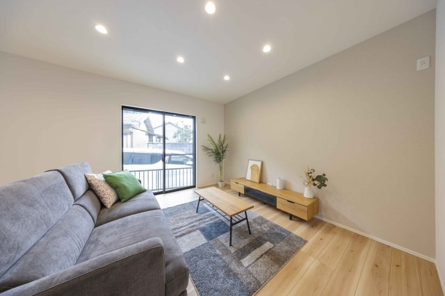 【秀光ビルド】岐阜市浪花町分譲住宅1号地のその他|【リビング家具セット付きです！】
シンプルでベーシックなデザインの1号地。客間も含めると22.5帖と大空間のリビングが嬉しい。（2026年4月）撮影