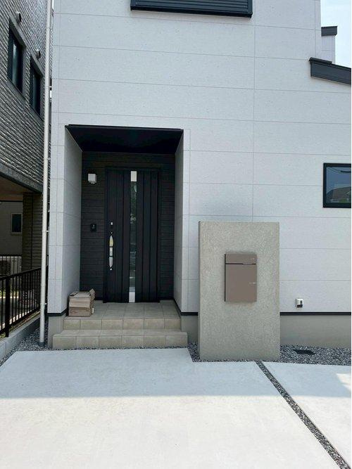 【秀光ビルド】岐阜市浪花町分譲住宅1号地の玄関|家の“第一印象”を彩る玄関ポーチ。おしゃれな外観と雨の日も安心の屋根付き設計で、毎日の出入りが快適♪（2025年7月）撮影