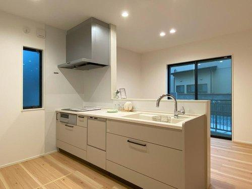 【秀光ビルド】岐阜市浪花町分譲住宅1号地のキッチン|キッチンはtakarastandardのオフェリアキッチン。ホーロー素材でお掃除がしやすく、キッチンパネルには磁石が付きます。（2025年10月）撮影