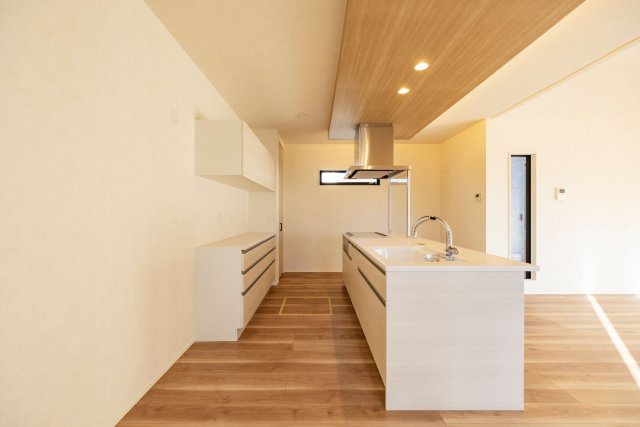 【秀光ビルド】岐阜市中鶉D号地分譲住宅のキッチン|ペニンシュラタイプのキッチン。天井のクロス切り替えの施工もおしゃれです。