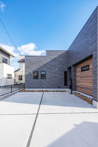 【秀光ビルド】岐阜市中鶉D号地分譲住宅の外観|外観写真近景：西側より撮影。エントランスまでの外観