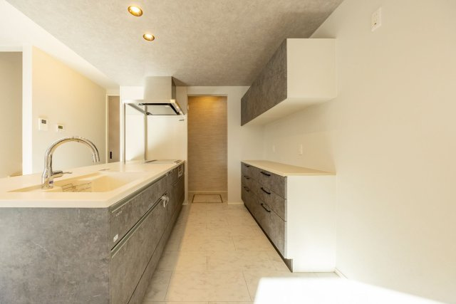 【秀光ビルド】岐阜市中鶉C号地分譲住宅のキッチン|ペニンシュラタイプのキッチン。毎日の料理が楽しくなる、広々とした対面キッチン。家族の笑顔を見ながら、自然と会話がはずむ場所に♪