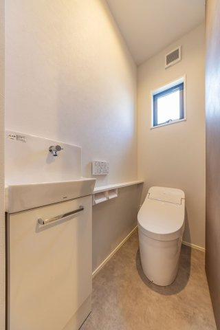 【秀光ビルド】岐阜市中鶉C号地分譲住宅のその他|1階トイレ：上品なクロスとすっきり収納で、まるでプライベート空間♪気分も整う、ちょっと嬉しいトイレです。
