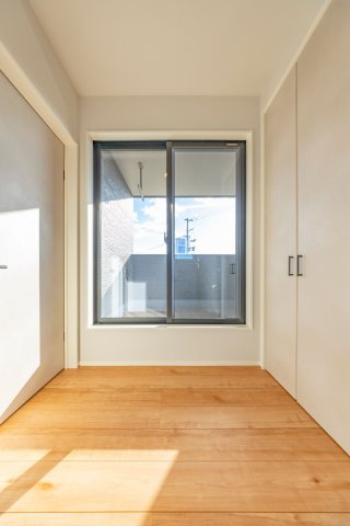 【秀光ビルド】岐阜市中鶉C号地分譲住宅のその他|2階ホールから共用のインナーバルコニーに出られます。