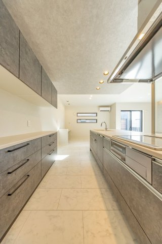 【秀光ビルド】岐阜市中鶉C号地分譲住宅のキッチン|キッチン背面にはカウンタータイプのカップボード。家電の配置にも困りません。