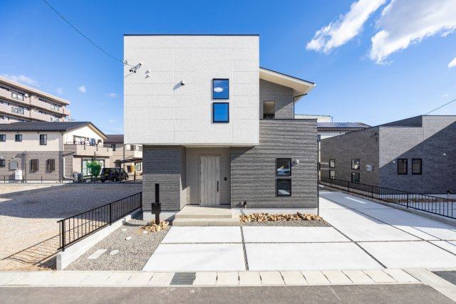 【秀光ビルド】岐阜市中鶉C号地分譲住宅の外観|C号地外観：西側より撮影。玄関上部の2階がオーバーハングした特徴的な外観。