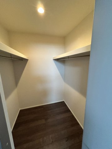 限定2邸平屋！【秀光ビルド】岐阜市次木 分譲住宅　2号地の収納|（2号地）ウォークインクローゼット：季節ごとにすっきり整理。夫婦で使える広さだから、片付けがラクでお部屋もいつもキレイに♪（2026年6月）撮影