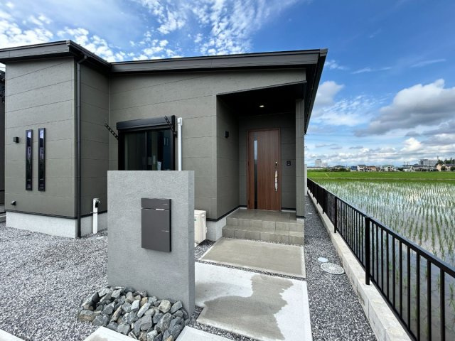 限定2邸平屋！【秀光ビルド】岐阜市次木 分譲住宅　2号地の玄関|（2号地）玄関エントランス：印象的な門柱が配置されたエントランス。便利な宅配ボックス付きです。（2026年6月）撮影