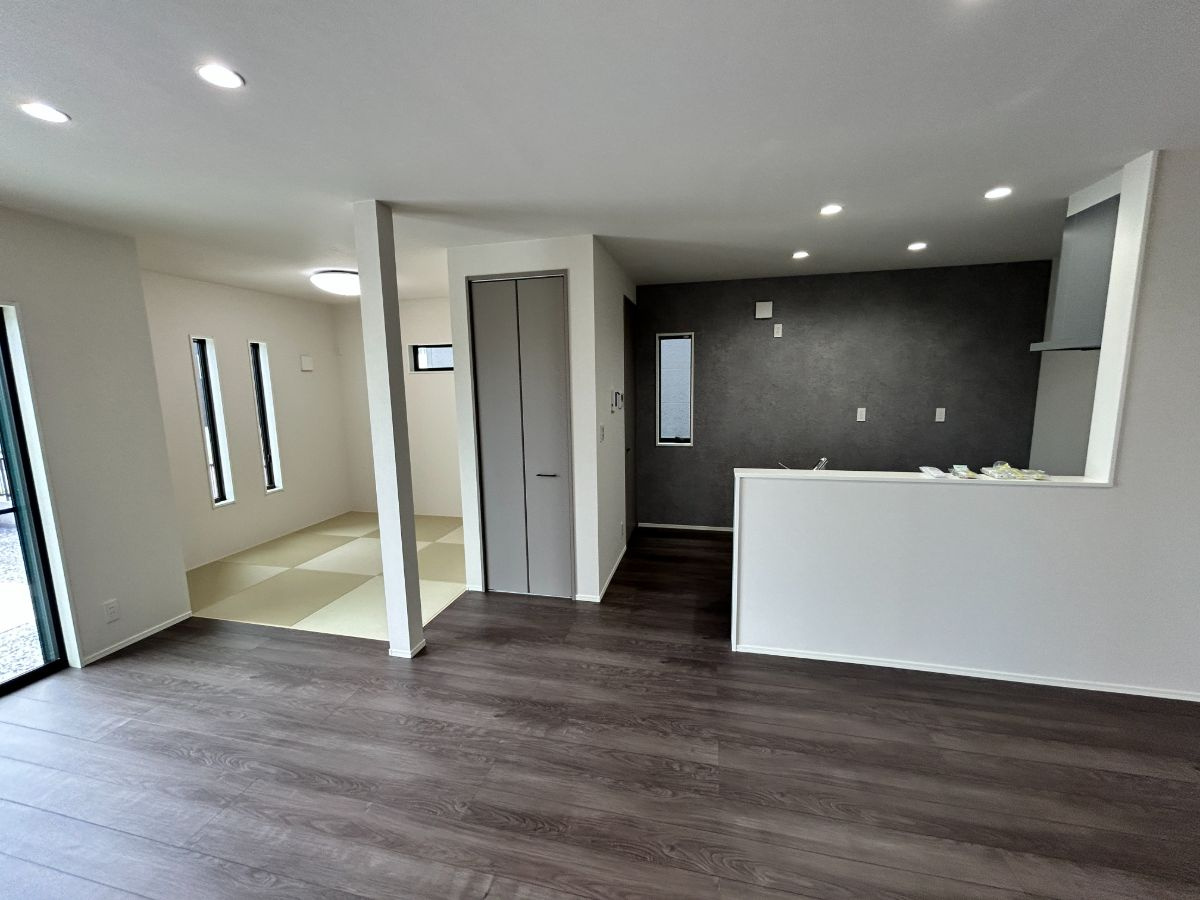 限定2邸平屋！【秀光ビルド】岐阜市次木 分譲住宅　2号地の居間・リビング|（2号地）LDK18.7帖：玄関ホールから入るとゆったりとしたLDK空間が広がります。常に家の中心であり家族が感じられる造りとなっています。（2026年6月）撮影