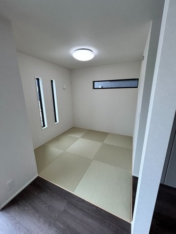 限定2邸平屋！【秀光ビルド】岐阜市次木 分譲住宅　2号地の和室|（2号地）タタミコーナー：リビングに自然と馴染む和のくつろぎ空間。お子さまの遊び場やちょっとした休憩にぴったりのタタミコーナー♪（2026年6月）撮影