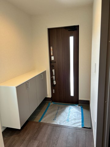 限定2邸平屋！【秀光ビルド】岐阜市次木 分譲住宅　2号地の玄関|（2号地）玄関ホール：家族とゲストを優しく迎える、明るく広々とした玄関♪収納充実でいつもスッキリ、気持ちよく帰宅できます。（2026年6月）撮影
