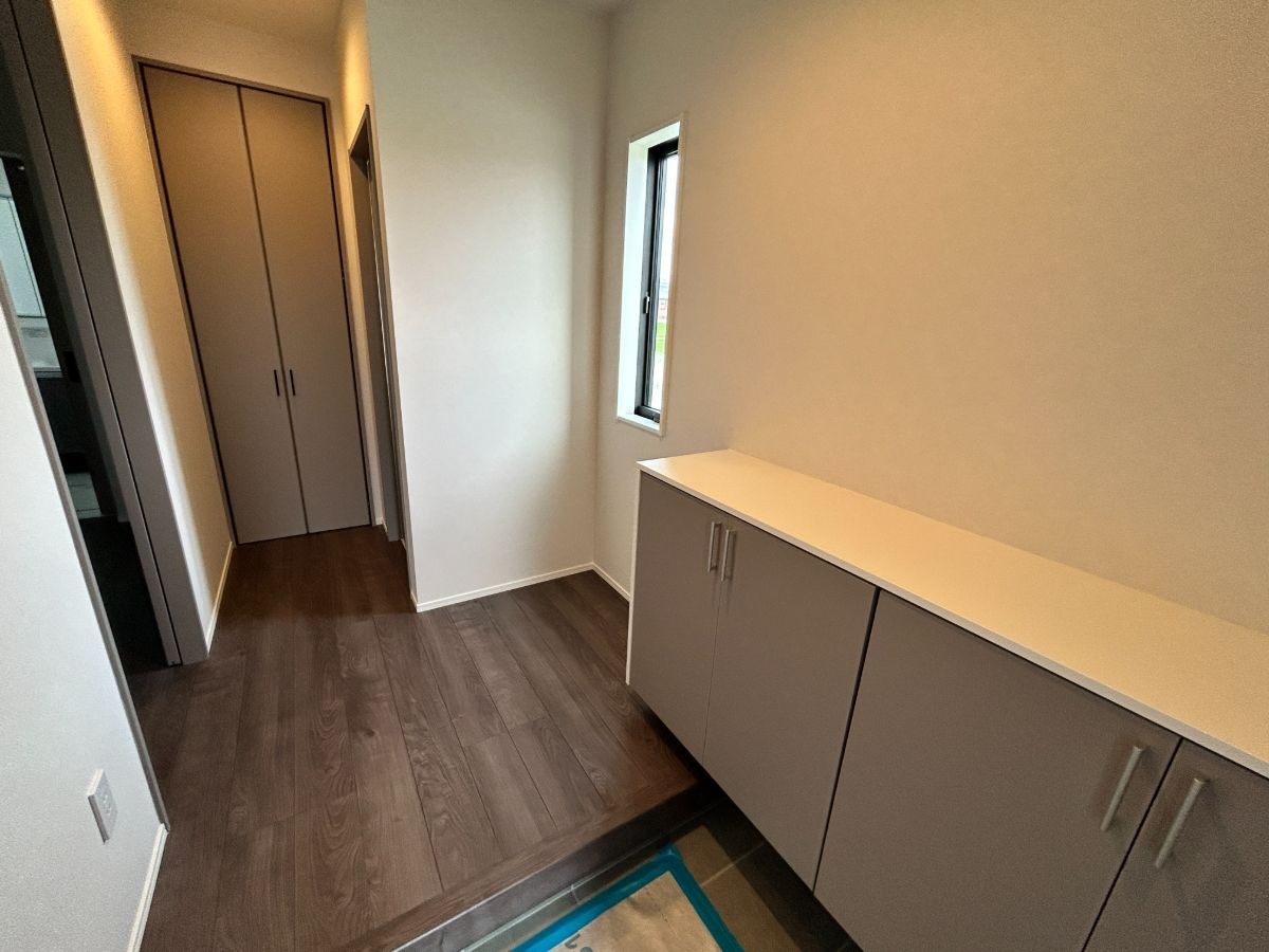 限定2邸平屋！【秀光ビルド】岐阜市次木 分譲住宅　2号地の玄関|（2号地）玄関ホール：カウンタータイプの下駄箱は、いろいろな飾り付けを楽しめて広がりのある空間を演出しています。（2026年6月）撮影