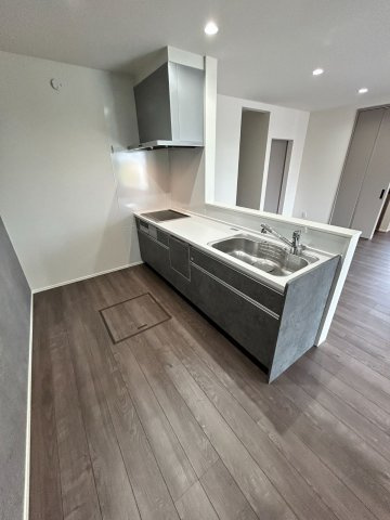 限定2邸平屋！【秀光ビルド】岐阜市次木 分譲住宅　2号地のキッチン|（2号地）キッチン：食洗機＋ハンドシャワー水栓＋IHヒーターが標準装備。収納たっぷり＆動線スムーズ。忙しい朝もゆとりが生まれる、ママ思いの使いやすいキッチンです♪（2026年6月）撮影