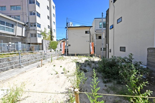 神戸市中央区再度筋町建築条件無し売土地の外観|落ち着いた住宅街の中にあるこちらの土地。敷地の広さや前面道路との位置関係など、実際の現地だからこそ分かるポイントもあります。建築条件なしで、家族の理想に合わせた住まいを計画できます。