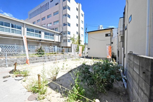 神戸市中央区再度筋町建築条件無し売土地の外観|住まいのプランを一から考えられる建築条件なしの売土地。現地周辺は住宅が建ち並ぶ落ち着いた雰囲気で、神戸山手ならではの街並みも魅力です。これからの暮らしをイメージしながらご覧ください。