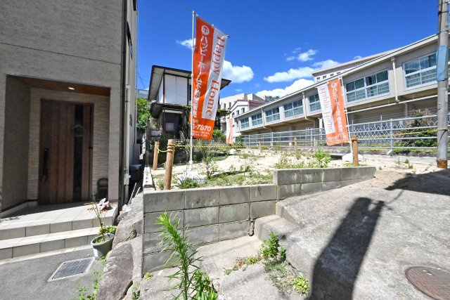 神戸市中央区再度筋町建築条件無し売土地の外観|神戸市中央区の山手エリアで、自由な家づくりを楽しめる建築条件なしの土地。現地では周囲の街並みや道路との接し方、陽当たりなどもご確認いただけます。ぜひ実際に現地をご覧ください。