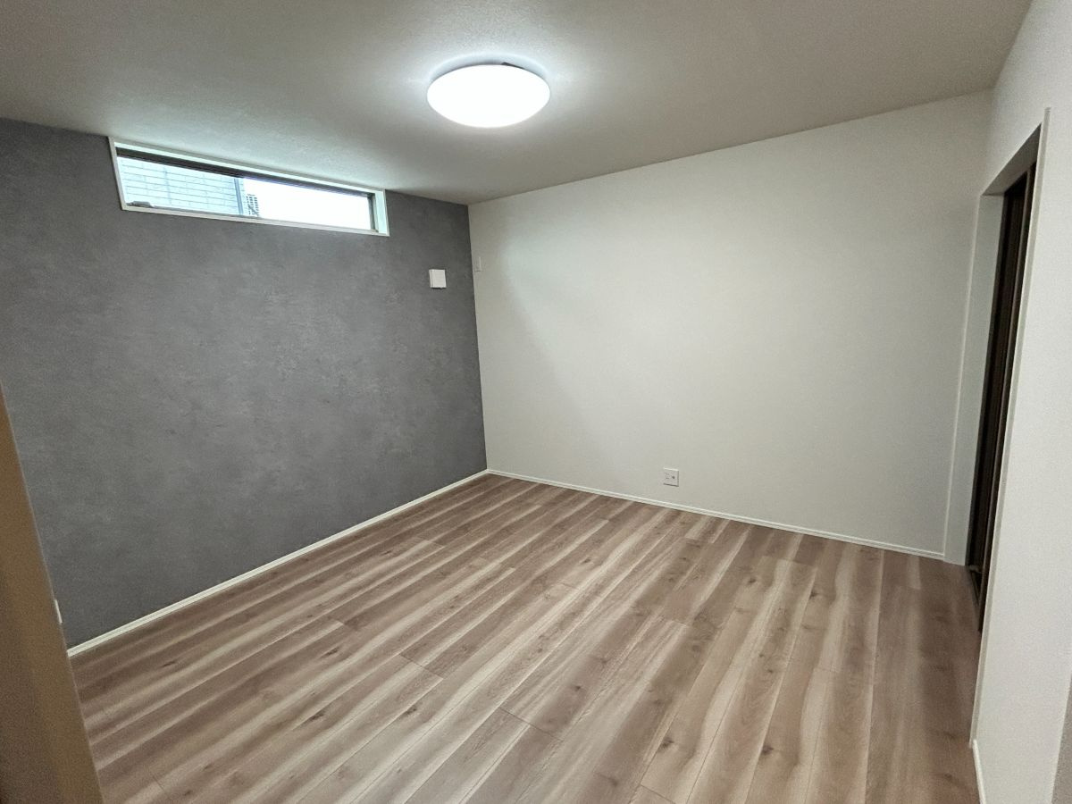 限定2邸平屋！【秀光ビルド】岐阜市次木 分譲住宅　1号地の寝室|（1号地）主寝室８帖。お気に入りのインテリアが映える、シンプル＆上品な主寝室。眠るだけじゃない、癒しの時間をここに♪東面には掃き出し窓がありプライベートガーデンに出られます。（2026年6月）撮影