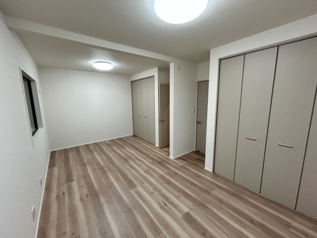 限定2邸平屋！【秀光ビルド】岐阜市次木 分譲住宅　1号地の洋室|（1号地）洋室：ツードアワンルームとなった2室続きの洋室。将来の用途変更にも備えてフレキシブルな空間となっています。（2026年6月）撮影
