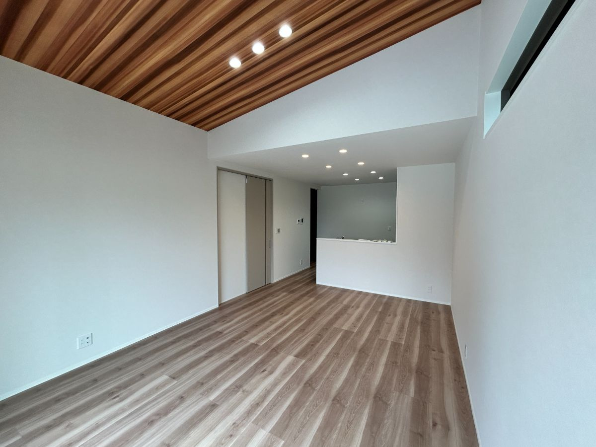 限定2邸平屋！【秀光ビルド】岐阜市次木 分譲住宅　1号地の居間・リビング|（1号地）LDK17.0帖：木目調の勾配天井が映える天井の高いリビングは日当たり良好です。